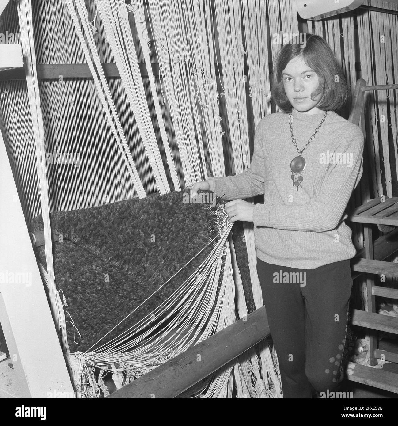 Tapestry Knüpfing in the Rotterdam News Building in Rotterdam Camine Uitenbogaart at the Tapestry, 21. Januar 1966, Niederlande, 20. Jahrhundert Presseagentur Foto, Nachrichten zu erinnern, Dokumentarfilm, historische Fotografie 1945-1990, visuelle Geschichten, Menschliche Geschichte des zwanzigsten Jahrhunderts, Momente in der Zeit festzuhalten Stockfoto