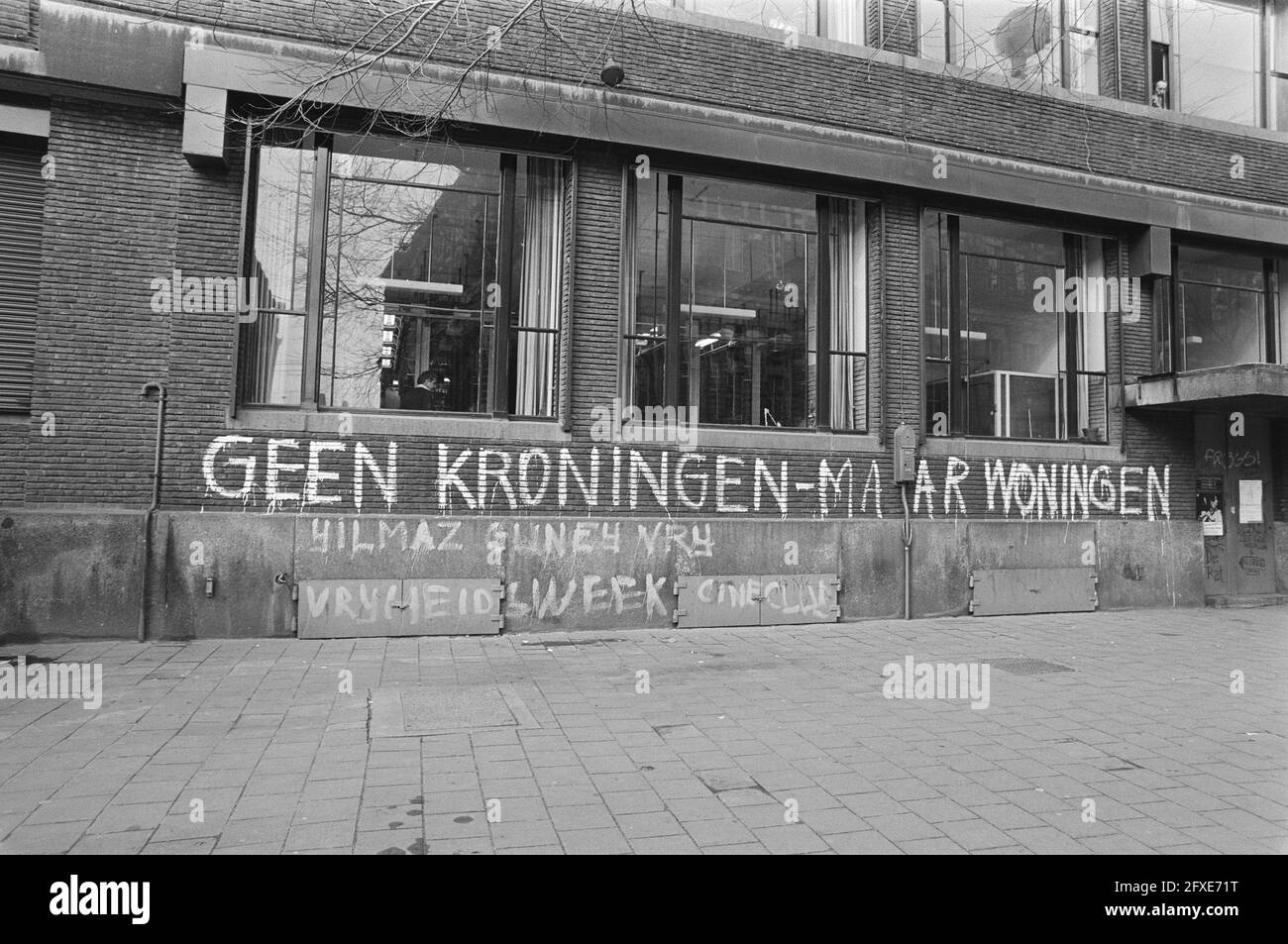 Text: Keine Könige, sondern Häuser an der Wand Gebäude der PTT Telekommunikation in Amsterdam, 10. März 1980, WAND, Gebäude, Texte, Niederlande, Foto der Presseagentur des 20. Jahrhunderts, zu erinnerende Nachrichten, Dokumentarfilm, historische Fotografie 1945-1990, visuelle Geschichten, Menschliche Geschichte des zwanzigsten Jahrhunderts, Momente in der Zeit festzuhalten Stockfoto