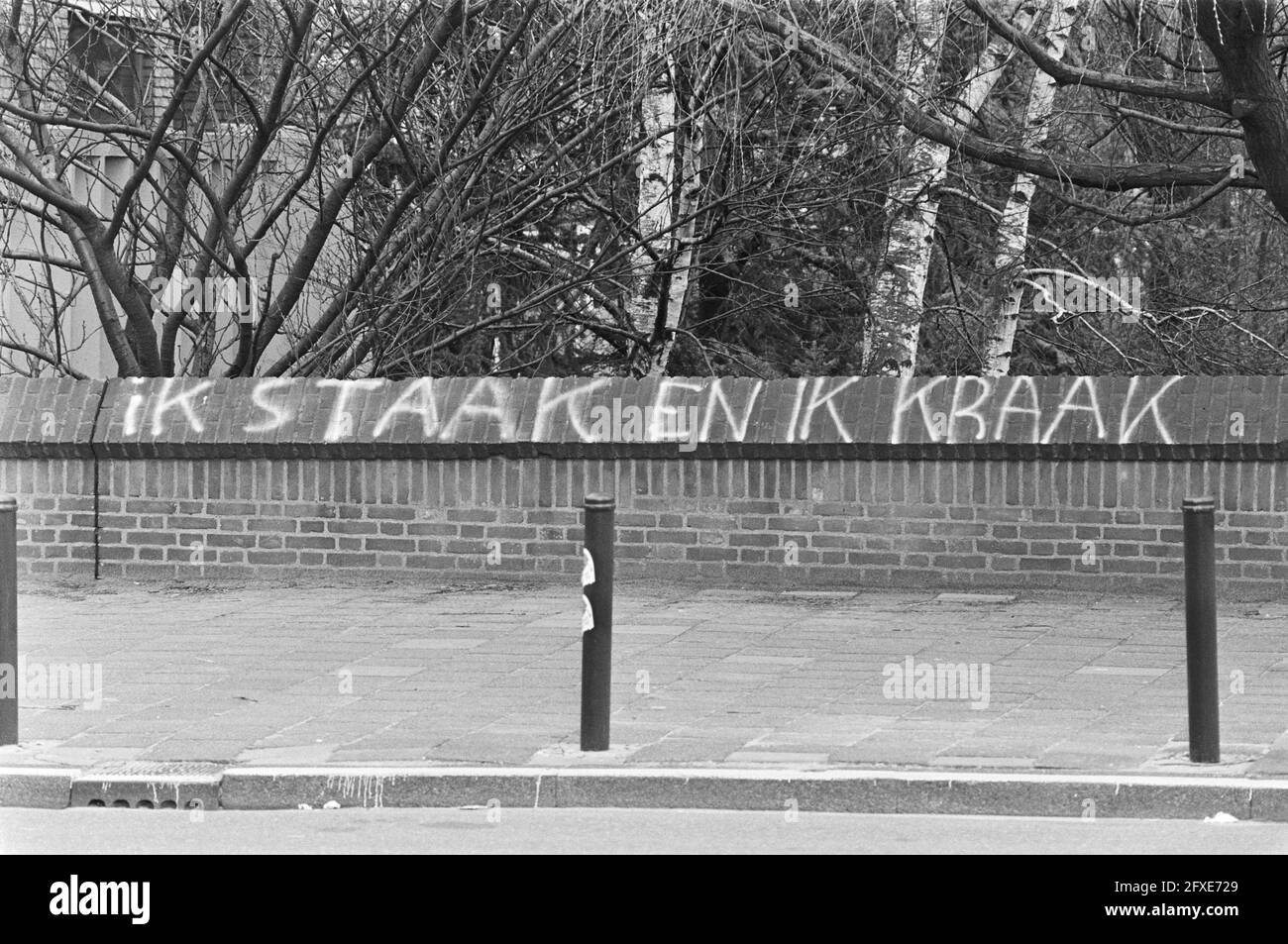 Text: Keine Könige, sondern Häuser an der Wand Gebäude der PTT Telekommunikation in Amsterdam; Text: Ich streike und ich knack, 10. März 1980, MUUR, Gebäude, Texte, Niederlande, Foto der Presseagentur des 20. Jahrhunderts, zu erinnerende Nachrichten, Dokumentarfilm, historische Fotografie 1945-1990, visuelle Geschichten, Menschliche Geschichte des zwanzigsten Jahrhunderts, Momente in der Zeit festzuhalten Stockfoto