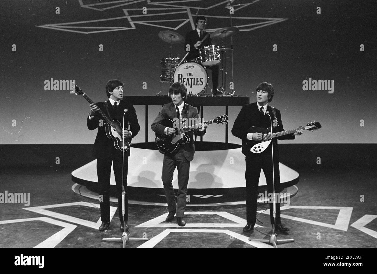 Fernsehperformance der Beatles im Treslong in Hillegom [von links nach rechts Paul McCartney, George Harrison, John Lennon, hinter dem Schlagzeug Jimmie Nicol (Ersatz für Ringo Starr), 5. Juni 1964, Gruppenportraits, Popgruppen, Fernsehen, Niederlande, Foto der Presseagentur des 20. Jahrhunderts, Nachrichten zum erinnern, Dokumentarfilm, historische Fotografie 1945-1990, visuelle Geschichten, Menschliche Geschichte des zwanzigsten Jahrhunderts, Momente in der Zeit festzuhalten Stockfoto