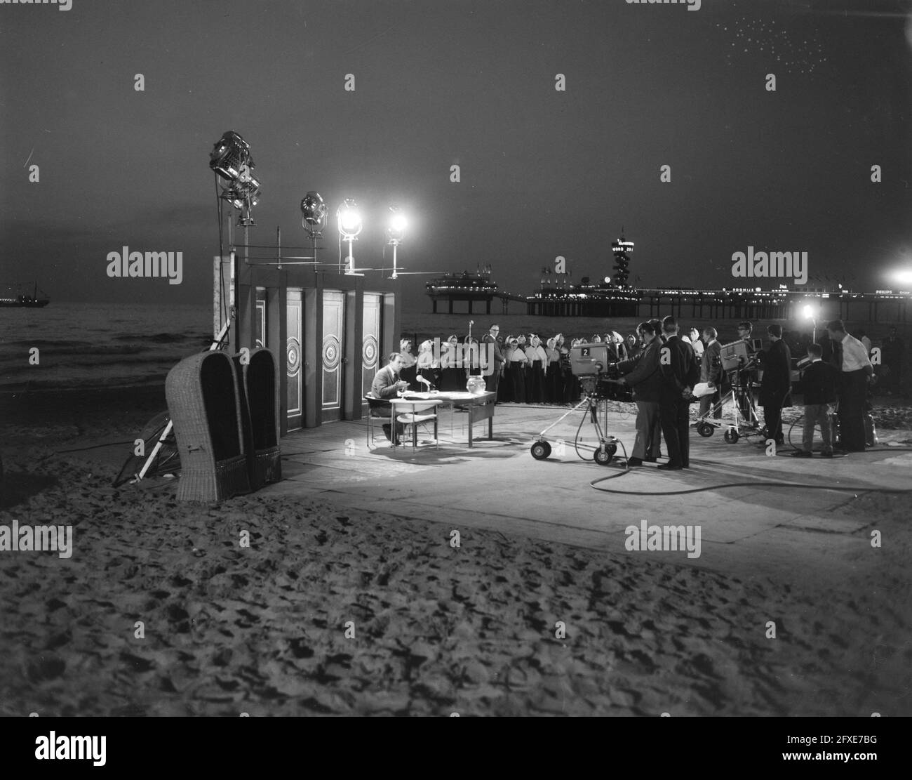 Fernsehsendung voor de vuist weg mit Willem Duys am Strand von Scheveningen, 20. August 1965, Strände, Fernsehsendungen, Niederlande, Presseagentur des 20. Jahrhunderts, Foto, Nachrichten zum erinnern, Dokumentarfilm, historische Fotografie 1945-1990, visuelle Geschichten, Menschliche Geschichte des zwanzigsten Jahrhunderts, Momente in der Zeit festzuhalten Stockfoto