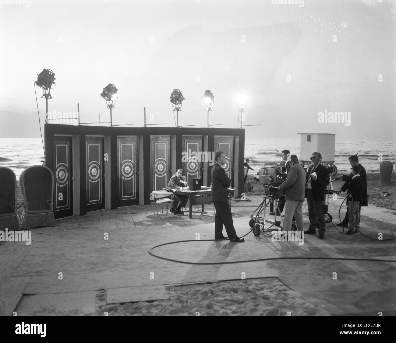 Fernsehsendung voor de vuist weg mit Willem Duys am Strand von Scheveningen, 20. August 1965, Strände, Fernsehsendungen, Niederlande, Presseagentur des 20. Jahrhunderts, Foto, Nachrichten zum erinnern, Dokumentarfilm, historische Fotografie 1945-1990, visuelle Geschichten, Menschliche Geschichte des zwanzigsten Jahrhunderts, Momente in der Zeit festzuhalten Stockfoto