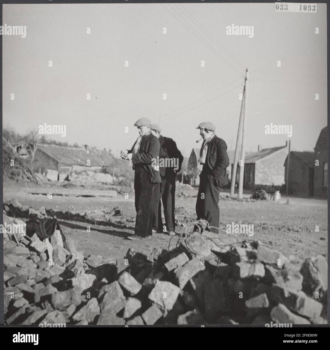 Kohlebergwerke Limburg. Bergleute auf dem Heimweg, die immer noch an Trümmern vorbeilaufen; das Ergebnis schwerer Kämpfe in diesem Gebiet, 21. November 1945, Bergbau, Bergleute, Niederlande, Presseagentur des 20. Jahrhunderts, Foto, Nachrichten zum erinnern, Dokumentarfilm, historische Fotografie 1945-1990, visuelle Geschichten, Menschliche Geschichte des zwanzigsten Jahrhunderts, Momente in der Zeit festzuhalten Stockfoto