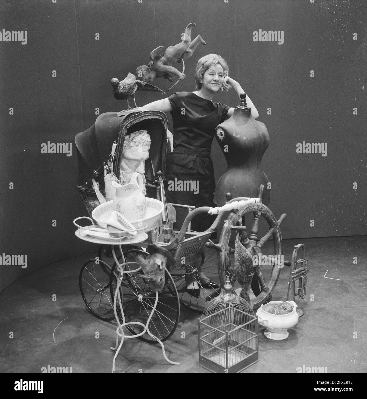 Fernsehprobe von Conny Stuart. Conny Stuart bei einer ganzen Reihe von Junk, 23. Juni 1961, Fernsehproben, Niederlande, 20. Jahrhundert Presseagentur Foto, Nachrichten zu erinnern, Dokumentarfilm, historische Fotografie 1945-1990, visuelle Geschichten, Menschliche Geschichte des zwanzigsten Jahrhunderts, Momente in der Zeit festzuhalten Stockfoto