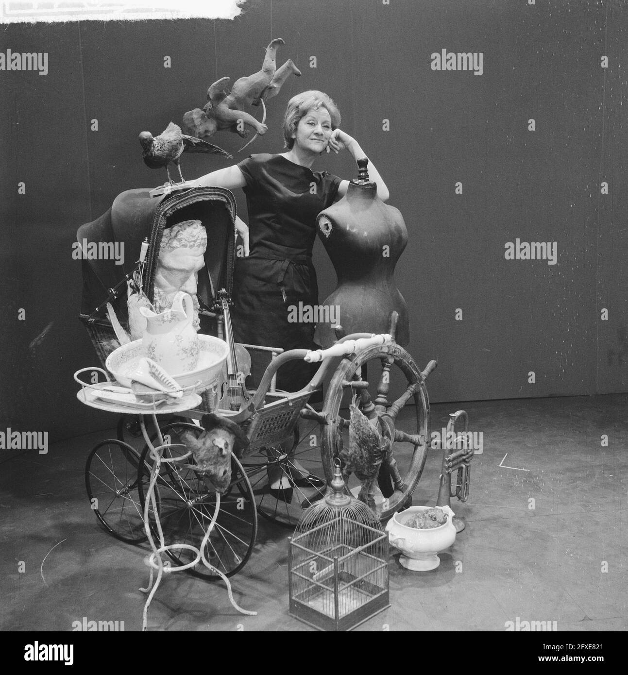 Fernsehprobe von Conny Stuart. Conny Stuart bei einer ganzen Reihe von Junk, 23. Juni 1961, Fernsehproben, Niederlande, 20. Jahrhundert Presseagentur Foto, Nachrichten zu erinnern, Dokumentarfilm, historische Fotografie 1945-1990, visuelle Geschichten, Menschliche Geschichte des zwanzigsten Jahrhunderts, Momente in der Zeit festzuhalten Stockfoto