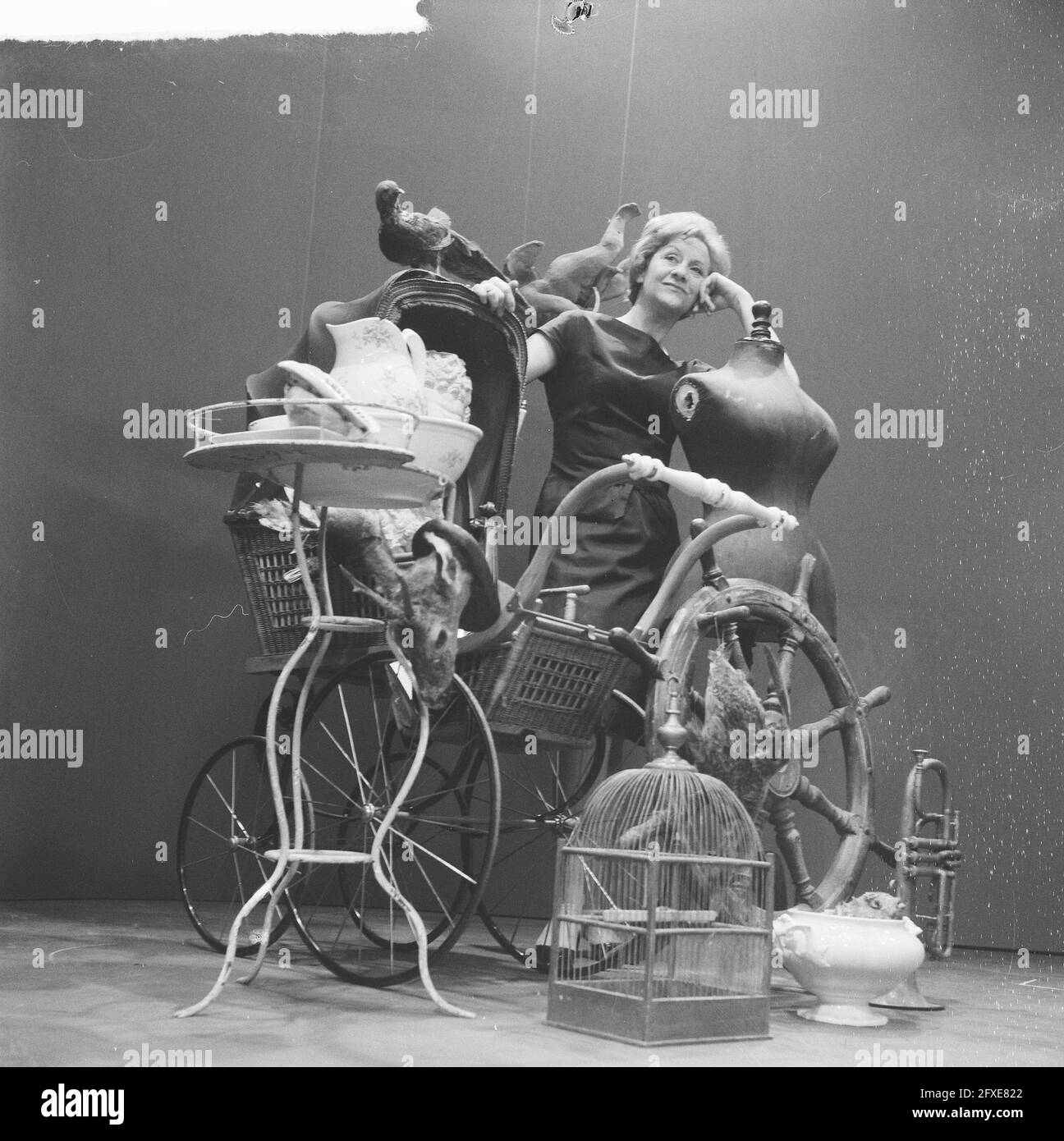 Fernsehprobe von Conny Stuart. Conny Stuart bei einer ganzen Reihe von Junk, 23. Juni 1961, Fernsehproben, Niederlande, 20. Jahrhundert Presseagentur Foto, Nachrichten zu erinnern, Dokumentarfilm, historische Fotografie 1945-1990, visuelle Geschichten, Menschliche Geschichte des zwanzigsten Jahrhunderts, Momente in der Zeit festzuhalten Stockfoto
