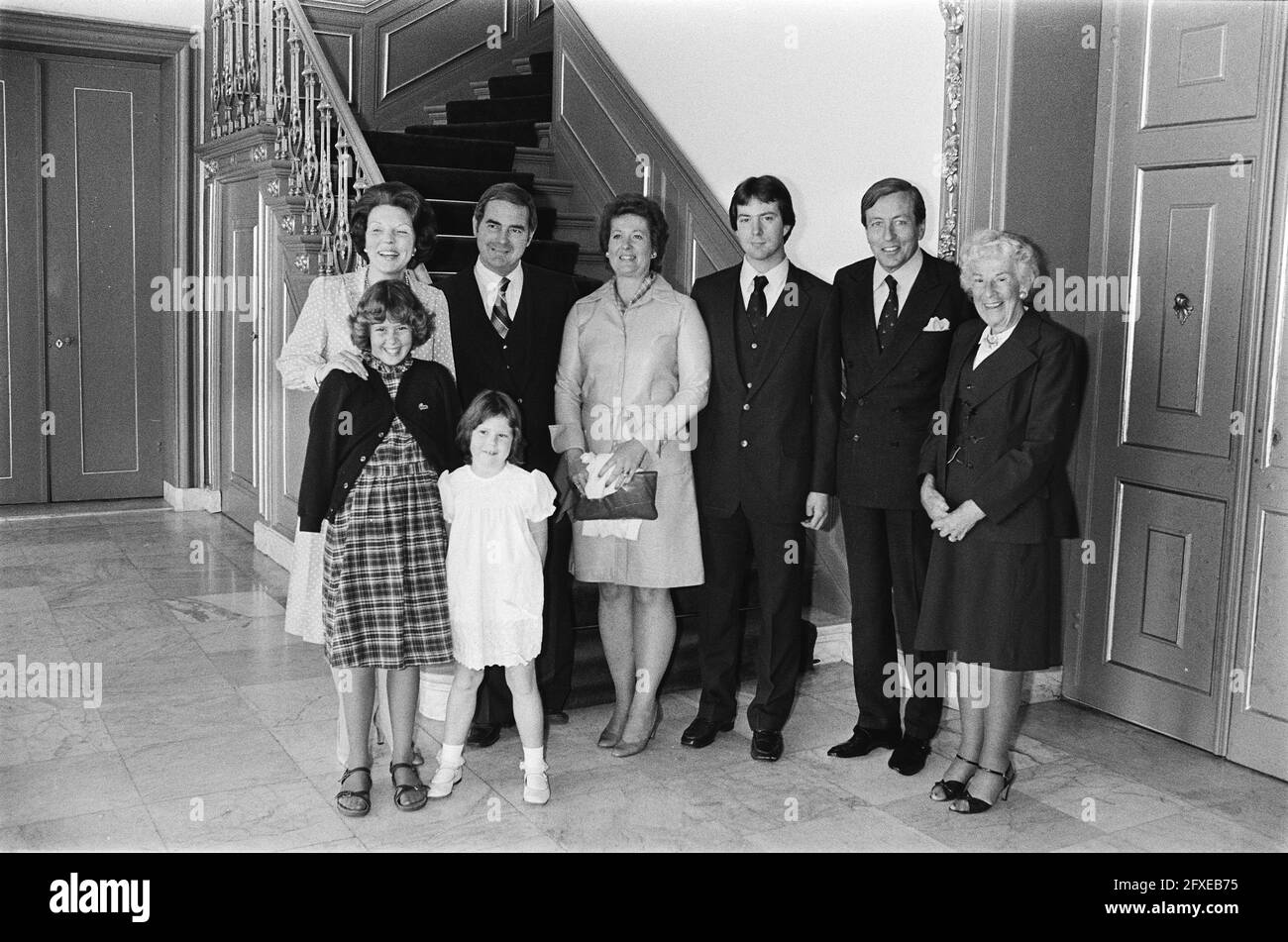 Königliche Beatrix und Prinz Claus im Palast Huis ten Bosch mit der Familie Zweifel, die das Modell des Weißen Hauses, das in Madurodam beschädigt wurde, am 14. April 1982, Königinnen, Prinzen, Niederlande, Presseagentur des 20. Jahrhunderts, Foto, Nachrichten zu erinnern, Dokumentarfilm, historische Fotografie 1945-1990, visuelle Geschichten, Menschliche Geschichte des zwanzigsten Jahrhunderts, Momente in der Zeit festzuhalten Stockfoto