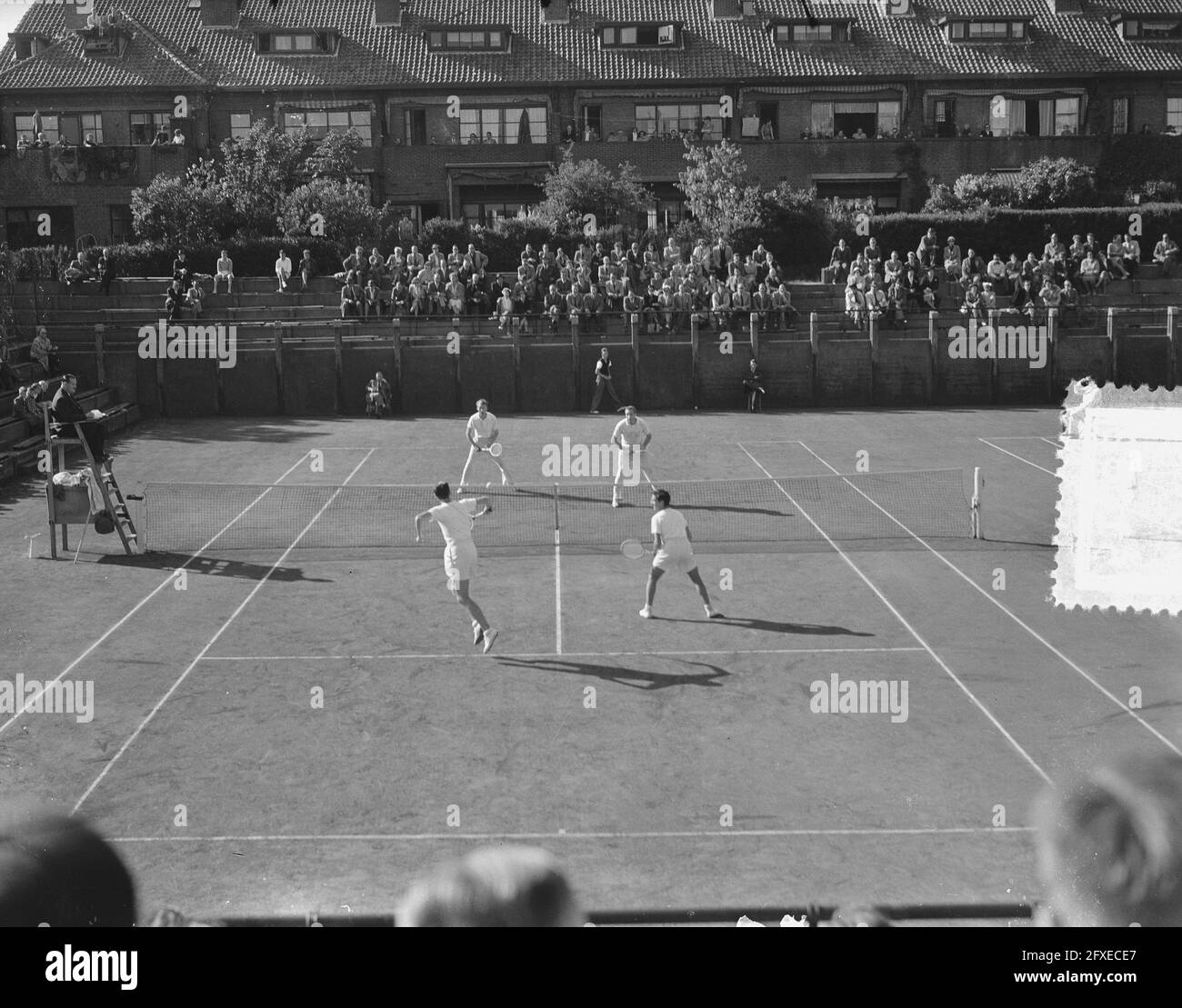 Tennis Niederlande gegen Brasilien Doppel Niederlande hinter, 11. Mai 1952, TENNIS, Niederlande, 20. Jahrhundert Presseagentur Foto, Nachrichten zu erinnern, Dokumentarfilm, historische Fotografie 1945-1990, visuelle Geschichten, Menschliche Geschichte des zwanzigsten Jahrhunderts, Momente in der Zeit festzuhalten Stockfoto