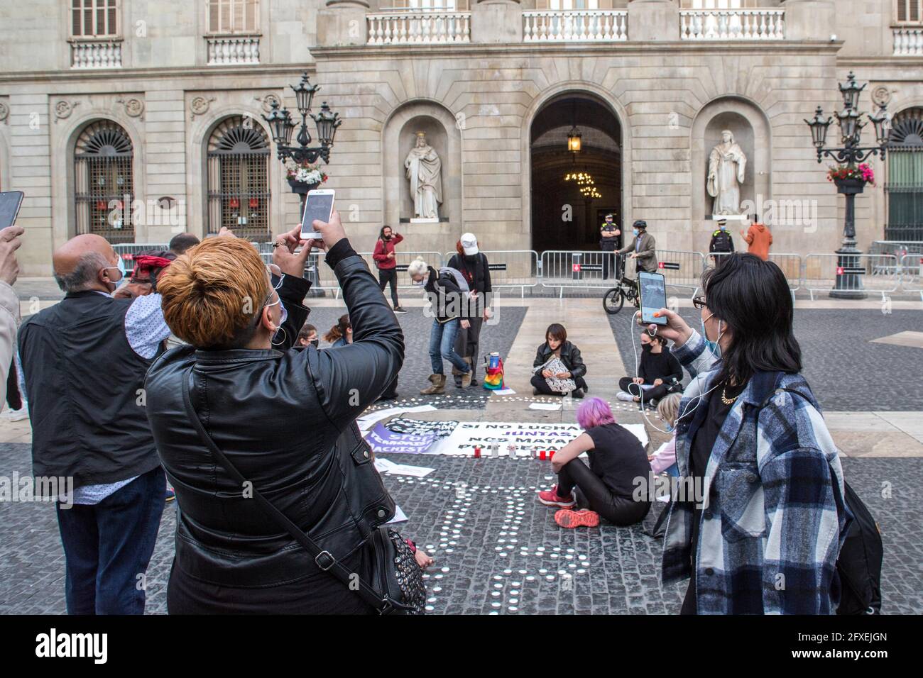 Barcelona, Spanien. Mai 2021. Während der Veranstaltung werden Menschen gesehen, die Fotos von Frauen machen.eine Gruppe von Frauen tritt mit Kerzen auf eine Hommage an Frauen, die im letzten Jahr in Spanien tödliche Opfer von Frauenmorden waren. (Foto von Thiago Prudencio/SOPA Images/Sipa USA) Quelle: SIPA USA/Alamy Live News Stockfoto