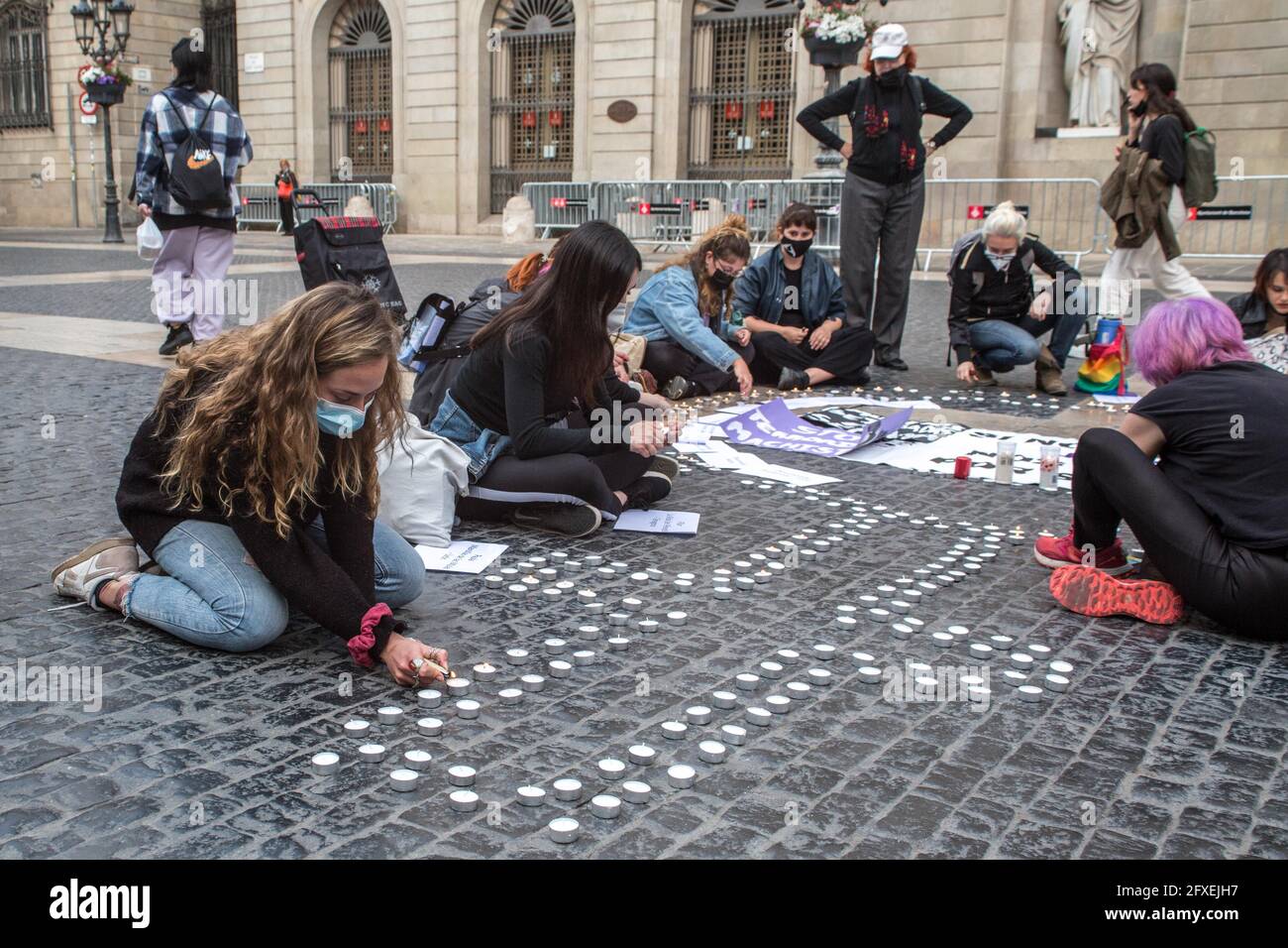 Barcelona, Spanien. Mai 2021. Frauen werden während der Veranstaltung Kerzen anzünden sehen.Gruppe von Frauen treten mit Kerzen auf eine Hommage an Frauen, die im letzten Jahr in Spanien tödliche Opfer von Frauenmorden waren. (Foto von Thiago Prudencio/SOPA Images/Sipa USA) Quelle: SIPA USA/Alamy Live News Stockfoto