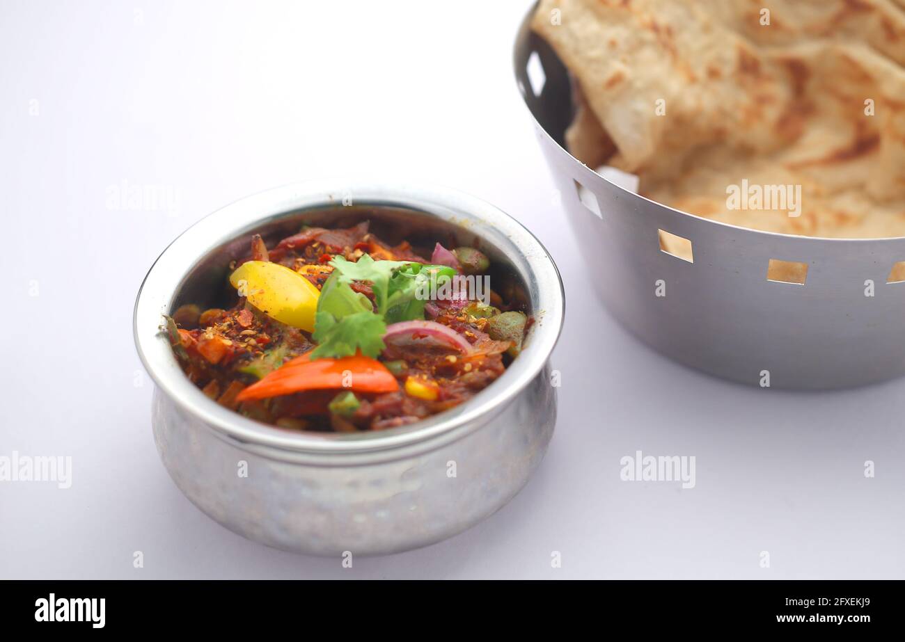 Indian Dish Veg Kolhapuri, nordindisches Gericht in einer Stahlschale angeordnet, die aus gemischtem Gemüse hergestellt wird, würziges Gericht eine gute Kombination für Chappati Stockfoto