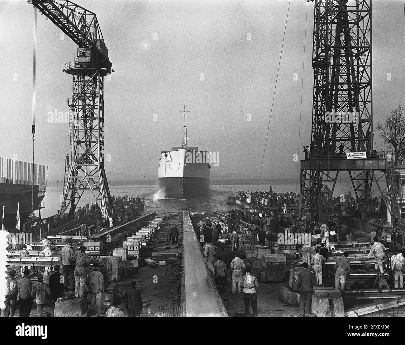 Stapellauf von Frau Pensa in Jan Smit N. V., Alblasserdam, 11. März 1954, Abschussungen, Niederlande, 20. Jahrhundert Presseagentur Foto, Nachrichten zu erinnern, Dokumentarfilm, historische Fotografie 1945-1990, visuelle Geschichten, Menschliche Geschichte des zwanzigsten Jahrhunderts, Momente in der Zeit festzuhalten Stockfoto