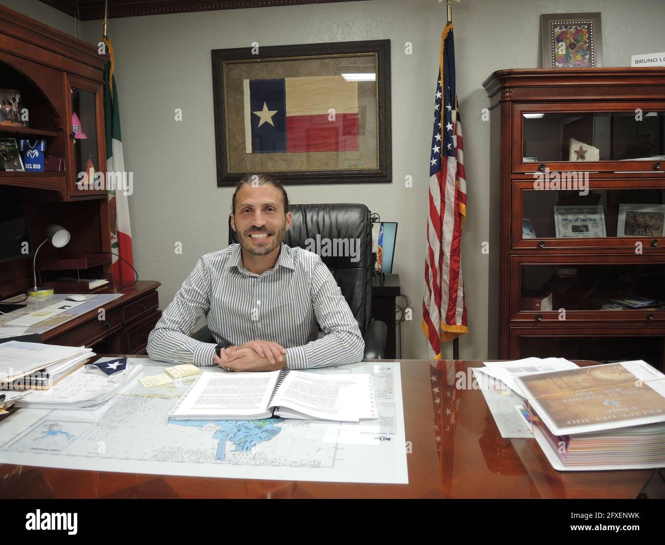 Del Rio, USA. Mai 2021. Bruno Lozano, demokratischer Bürgermeister der US-Grenzstadt  Del Rio, sitzt an seinem Schreibtisch im Rathaus. (To dpa: 'Bidens  Problemzone') Quelle: Lena Klimkeit/dpa/Alamy Live News Stockfotografie -  Alamy