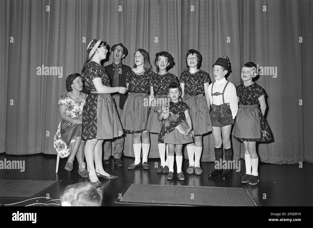 The Sound of Music, Wettbewerb für Familien im Kino Du Midi in Amsterdam. Gewinner der Van Dijk Familie, 29. Januar 1966, Kinos, Familien, Filme, Gruppenportraits, Musicals, Musikgruppen, Wettbewerbe, Niederlande, Presseagentur des 20. Jahrhunderts, Foto, Nachrichten zum erinnern, Dokumentarfilm, historische Fotografie 1945-1990, visuelle Geschichten, Menschliche Geschichte des zwanzigsten Jahrhunderts, Momente in der Zeit festzuhalten Stockfoto