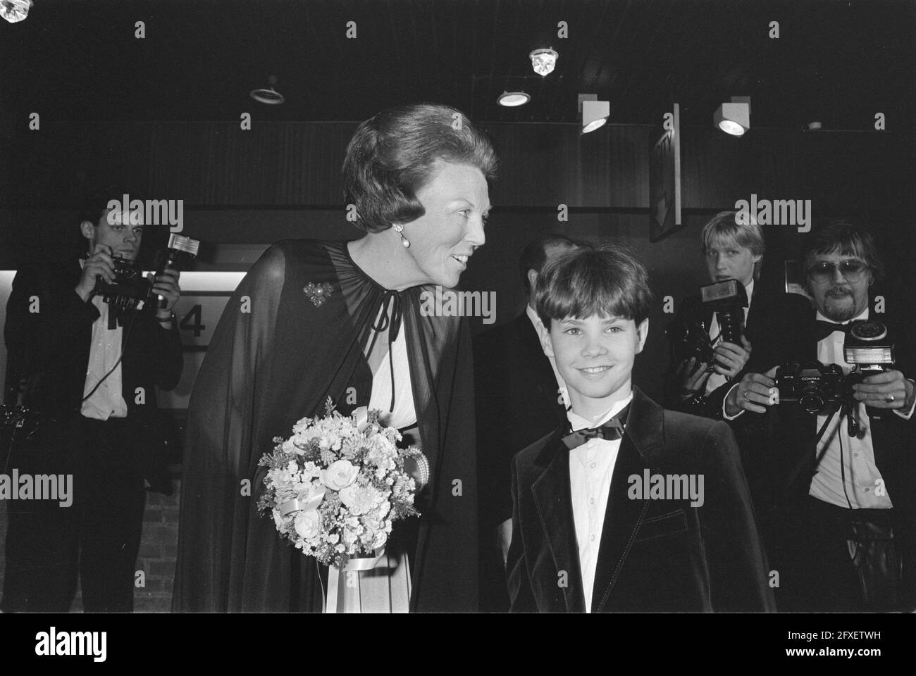 Königin Beatrix erhielt Blumen vom Hauptdarsteller Danny de Munk (Ciske), 27. März 1984, FLOWS, PREMIEREN, Filme, Königinnen, Niederlande, Foto der Presseagentur des 20. Jahrhunderts, Nachrichten zum erinnern, Dokumentarfilm, historische Fotografie 1945-1990, visuelle Geschichten, Menschliche Geschichte des zwanzigsten Jahrhunderts, Momente in der Zeit festzuhalten Stockfoto