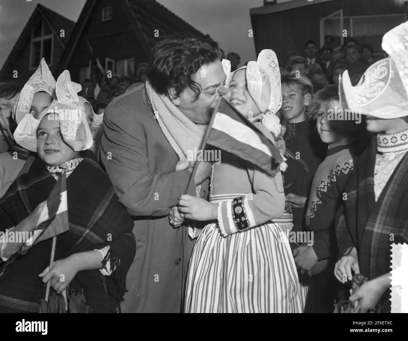 Tito Schipa in Volendam, Begrüßung nach Ankunft durch ein Volendam-Mädchen, 31. Oktober 1959, Kostüme, Sänger, Niederlande, Presseagentur des 20. Jahrhunderts, Foto, Nachrichten zum erinnern, Dokumentarfilm, historische Fotografie 1945-1990, visuelle Geschichten, Menschliche Geschichte des zwanzigsten Jahrhunderts, Momente in der Zeit festzuhalten Stockfoto