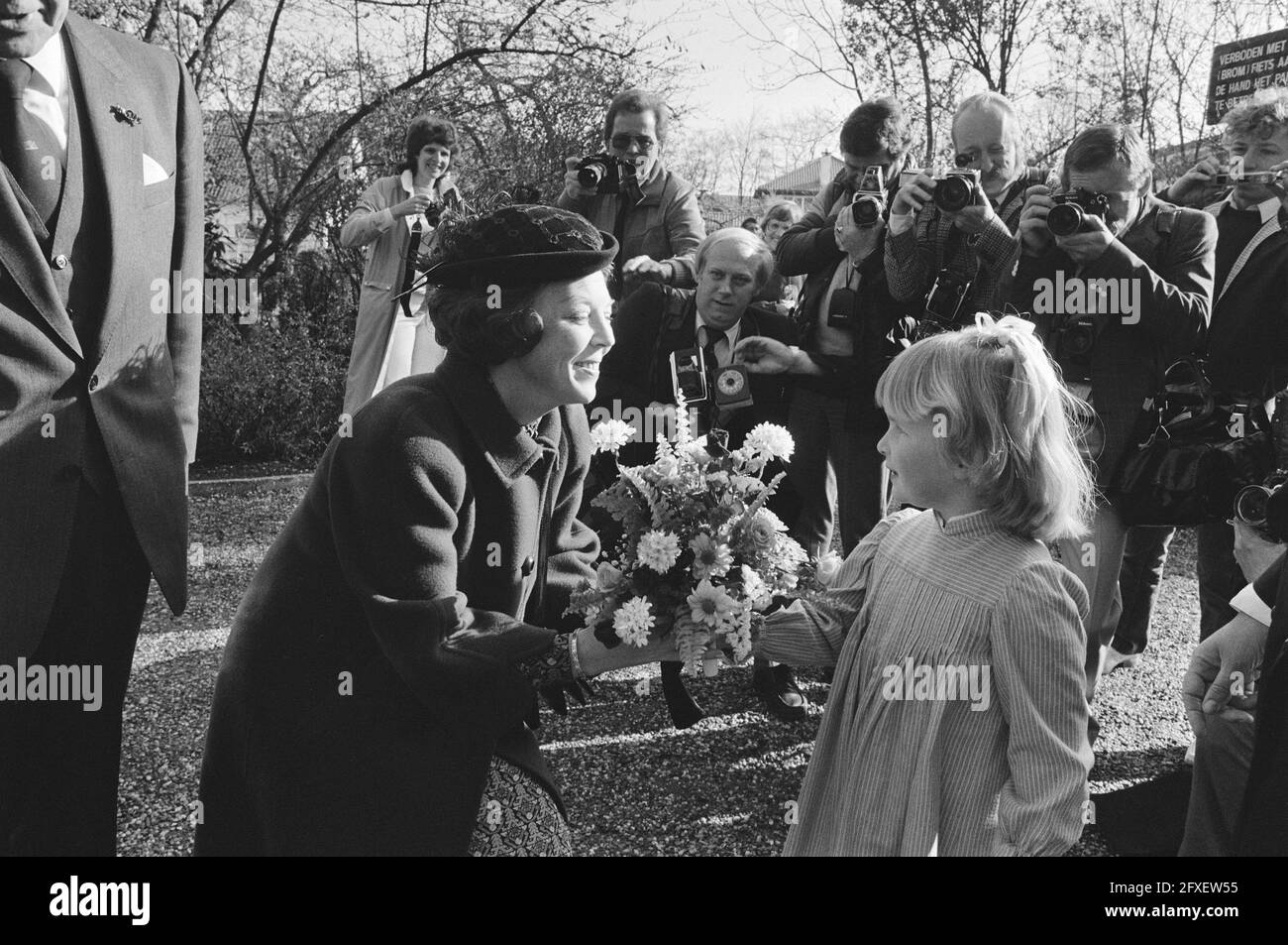 Königin Beatrix wird Blumen in Warmond angeboten, 22. April 1983, Blumen, Kinder, queens, königliche Besuche, Niederlande, Presseagentur des 20. Jahrhunderts, Foto, Nachrichten zu erinnern, Dokumentarfilm, historische Fotografie 1945-1990, visuelle Geschichten, Menschliche Geschichte des zwanzigsten Jahrhunderts, Momente in der Zeit festzuhalten Stockfoto