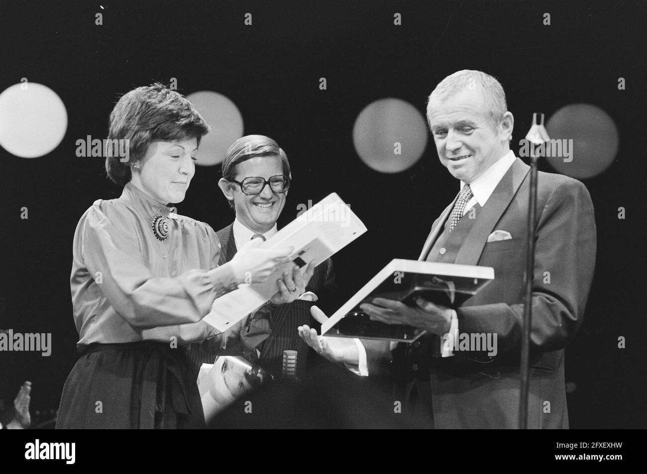 Toon Hermans erhält ein goldenes und platiniertes Buch (Gedichtbände) von Prinzessin Margriet in Carre, 23. Januar 1980, Bücher, Kabarettisten, Quittungen, Niederlande, Foto der Presseagentur des 20. Jahrhunderts, zu erinnerende Nachrichten, Dokumentarfilm, historische Fotografie 1945-1990, visuelle Geschichten, Menschliche Geschichte des zwanzigsten Jahrhunderts, Momente in der Zeit festzuhalten Stockfoto