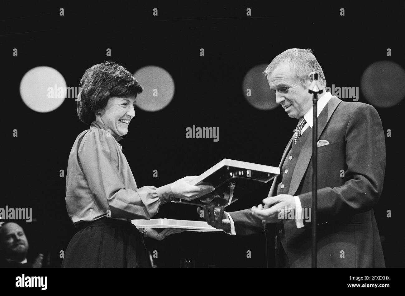 Toon Hermans erhält ein goldenes und platiniertes Buch (Gedichtbände) von Prinzessin Margriet in Carre, 23. Januar 1980, Bücher, Kabarettisten, Quittungen, Niederlande, Foto der Presseagentur des 20. Jahrhunderts, zu erinnerende Nachrichten, Dokumentarfilm, historische Fotografie 1945-1990, visuelle Geschichten, Menschliche Geschichte des zwanzigsten Jahrhunderts, Momente in der Zeit festzuhalten Stockfoto