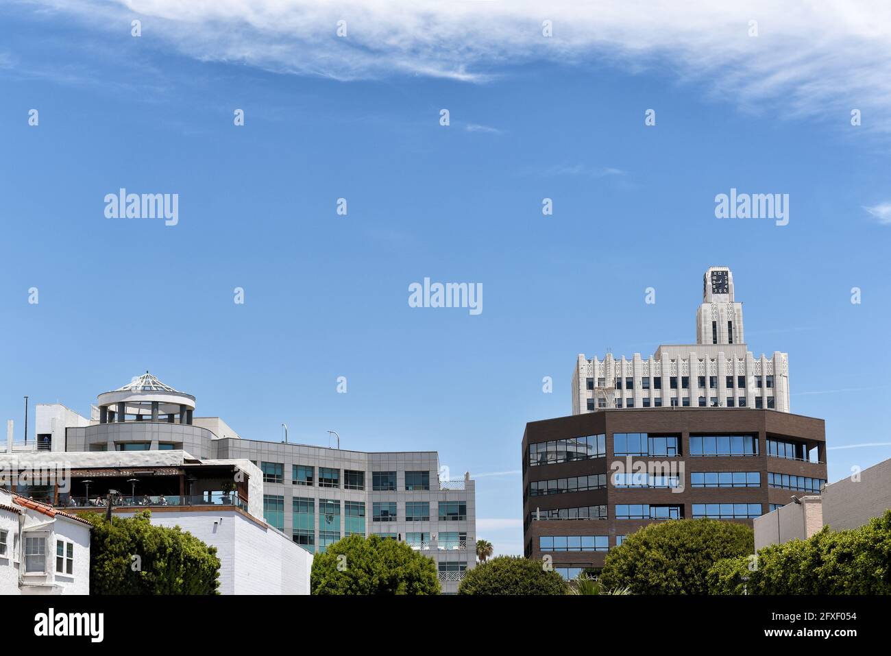 SANTA MONICA, KALIFORNIEN - 25. MAI 2021: Skyline von Santa Monica, moderne und historische Gebäude vor einem blau bewölkten Himmel. Stockfoto