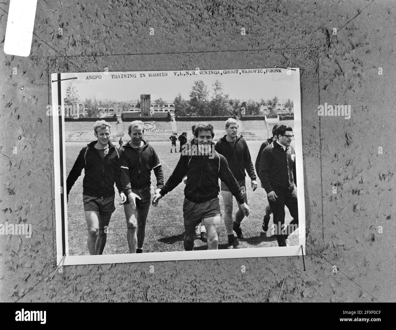 Training Ajax in Madrid vor dem Spiel gegen AC Milan von links nach rechts Reservetorwart Stuy, Duivenbode, Michels, 27. Mai 1969, Torhüter, Sport, Training, Fußballer, Spiele, Niederlande, Presseagentur des 20. Jahrhunderts, Foto, Nachrichten zum erinnern, Dokumentarfilm, historische Fotografie 1945-1990, visuelle Geschichten, Menschliche Geschichte des zwanzigsten Jahrhunderts, Momente in der Zeit festzuhalten Stockfoto