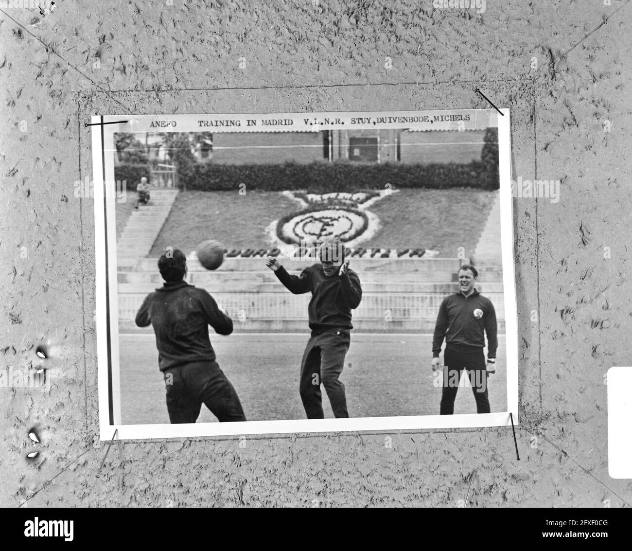 Training Ajax in Madrid vor dem Spiel gegen AC Mailand von links nach rechts Nuninga, Groot, Vasovic und Pronk trainieren, 27. Mai 1969, Sport, Training, Fußballspieler, Matches, Niederlande, Foto der Presseagentur des 20. Jahrhunderts, zu erinnerende Nachrichten, Dokumentarfilm, historische Fotografie 1945-1990, visuelle Geschichten, Menschliche Geschichte des zwanzigsten Jahrhunderts, Momente in der Zeit festzuhalten Stockfoto