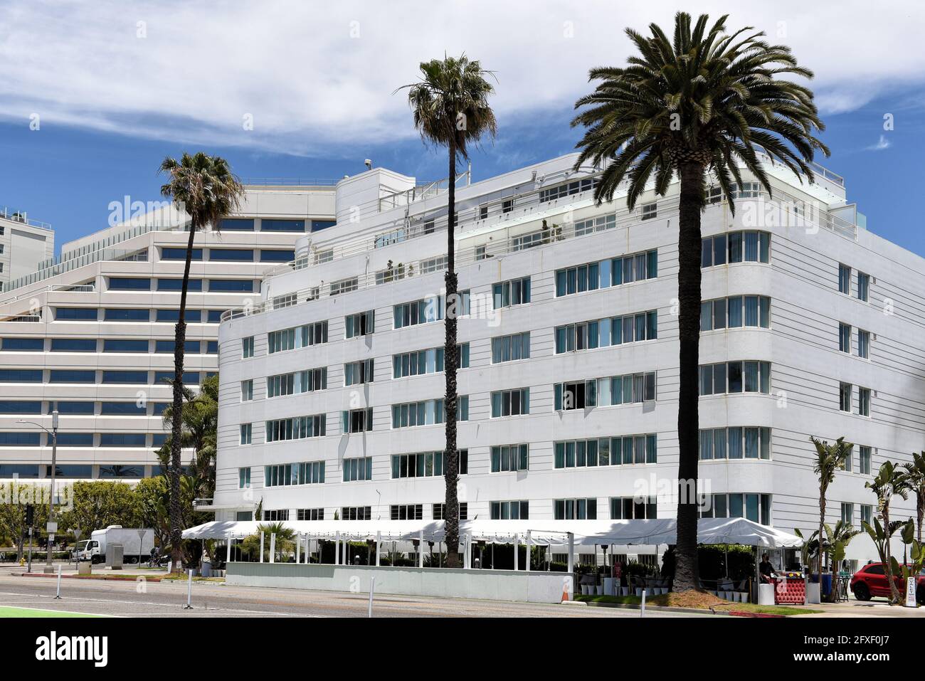 SANTA MONICA, KALIFORNIEN - 25. MAI 2021: Hotel Shangri-La, ein Beispiel für moderne Architektur und Art déco-Design, an der Ocean Avenue und Wilsh Stockfoto