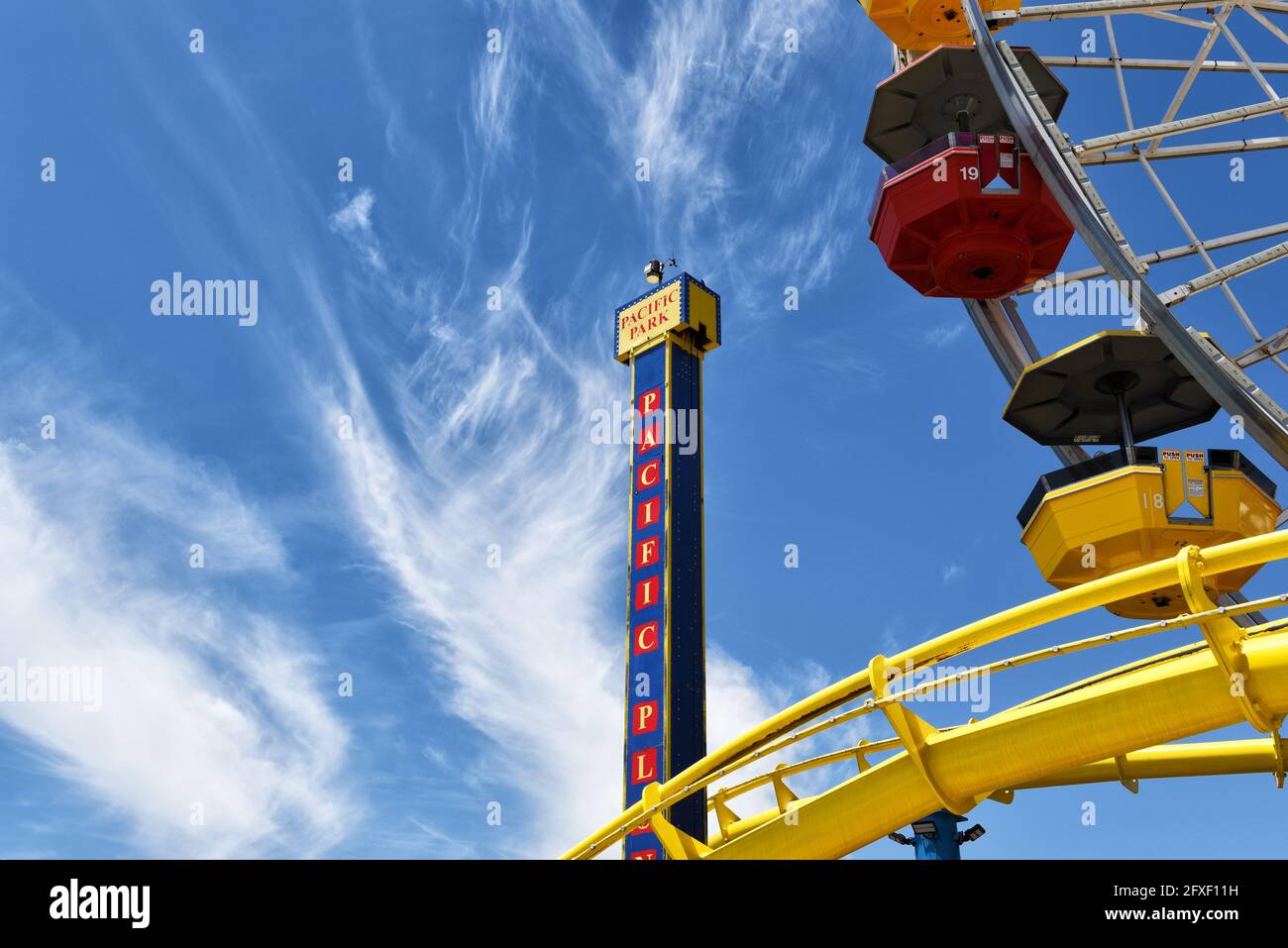 SANTA MONICA, KALIFORNIEN - 25. MAI 2021: Nahaufnahme des Riesenrads, des Roller Coasters und der Pacific Plunge Rides im Pacific Park am Santa Monica Pier. Stockfoto