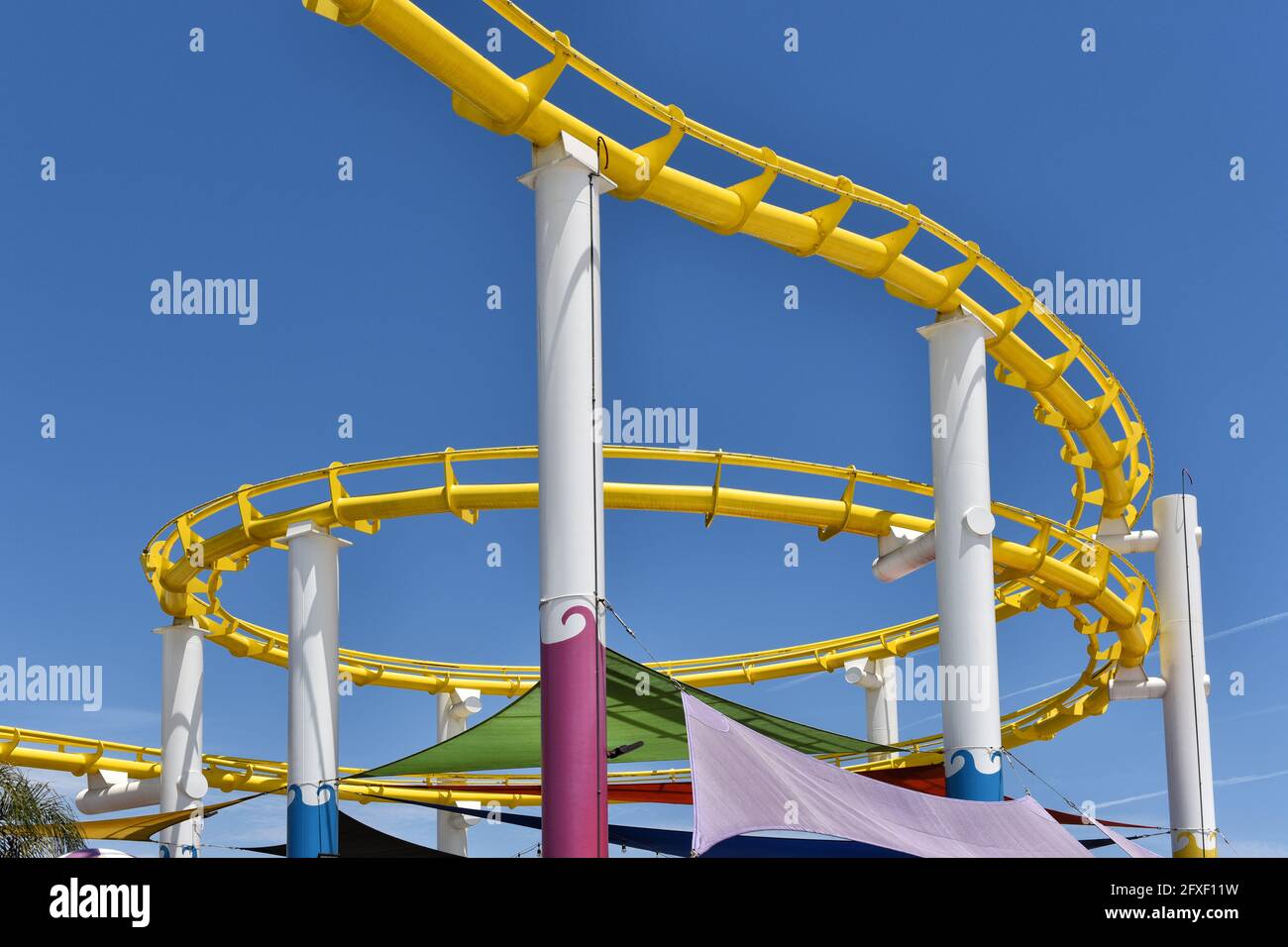 SANTA MONICA, KALIFORNIEN - 25. MAI 2021: Nahaufnahme der Roller Coaster Ride am Pacific Park am Santa Monica Pier. Stockfoto