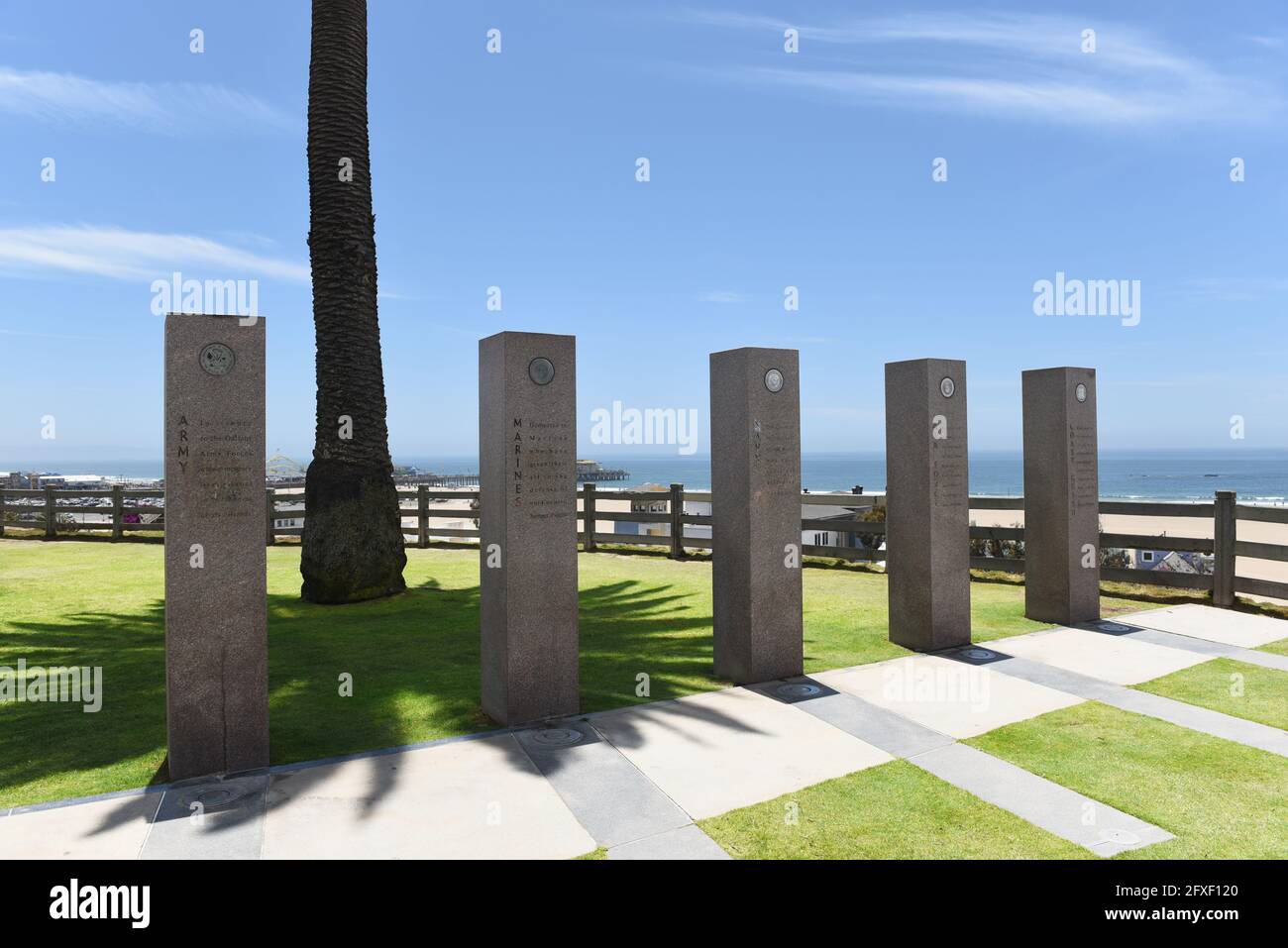 SANTA MONICA, KALIFORNIEN - 25. MAI 2021: Veterans Memorial im Palisades Park, mit Blick auf den Pazifik. Stockfoto