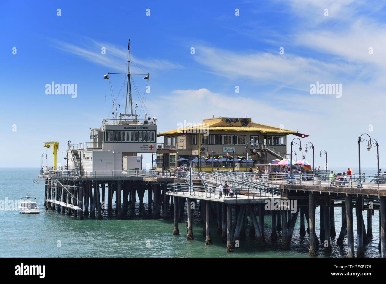 SANTA MONICA, KALIFORNIEN - 25. MAI 2021: Das Harbour Office Building und das mexikanische Restaurant Mariasol am Santa Monica Pier. Stockfoto