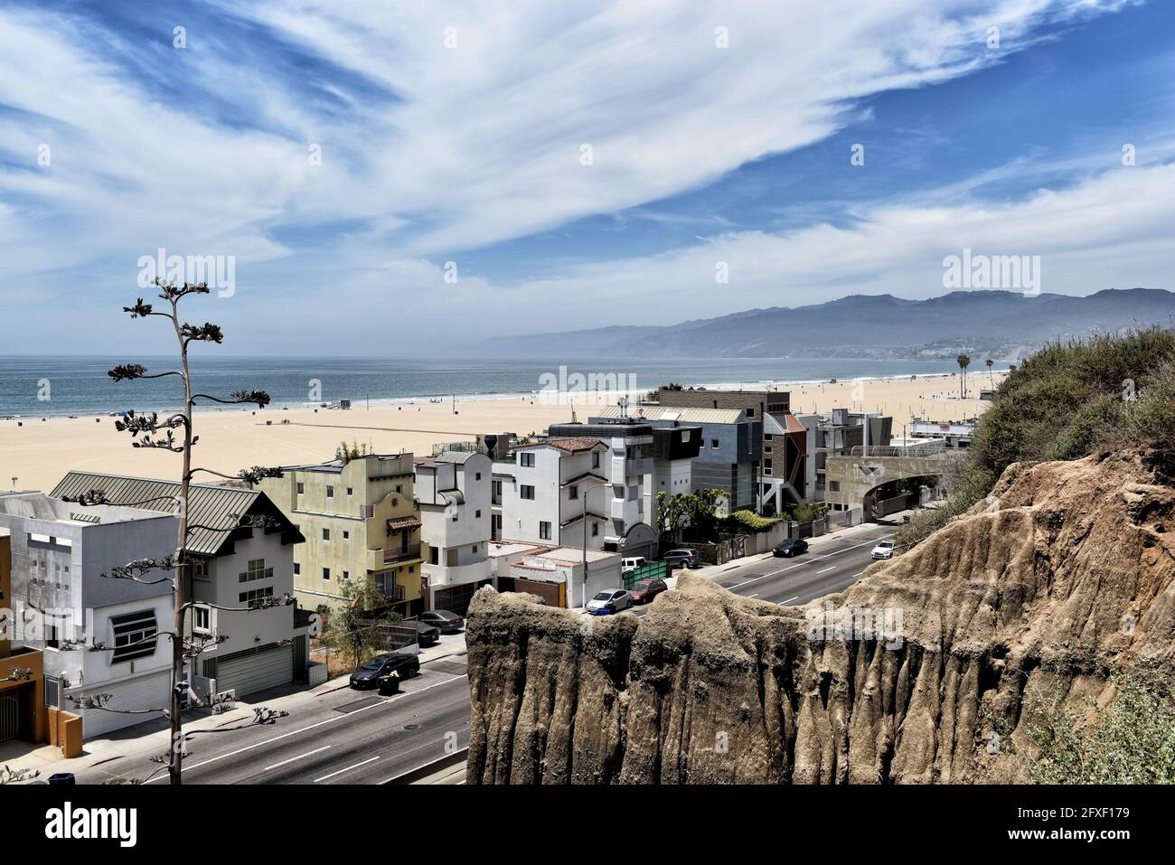 SANTA MONICA, KALIFORNIEN - 25. MAI 2021: Häuser am Pacific Coast Highway mit dem Strand im Hintergrund. Stockfoto