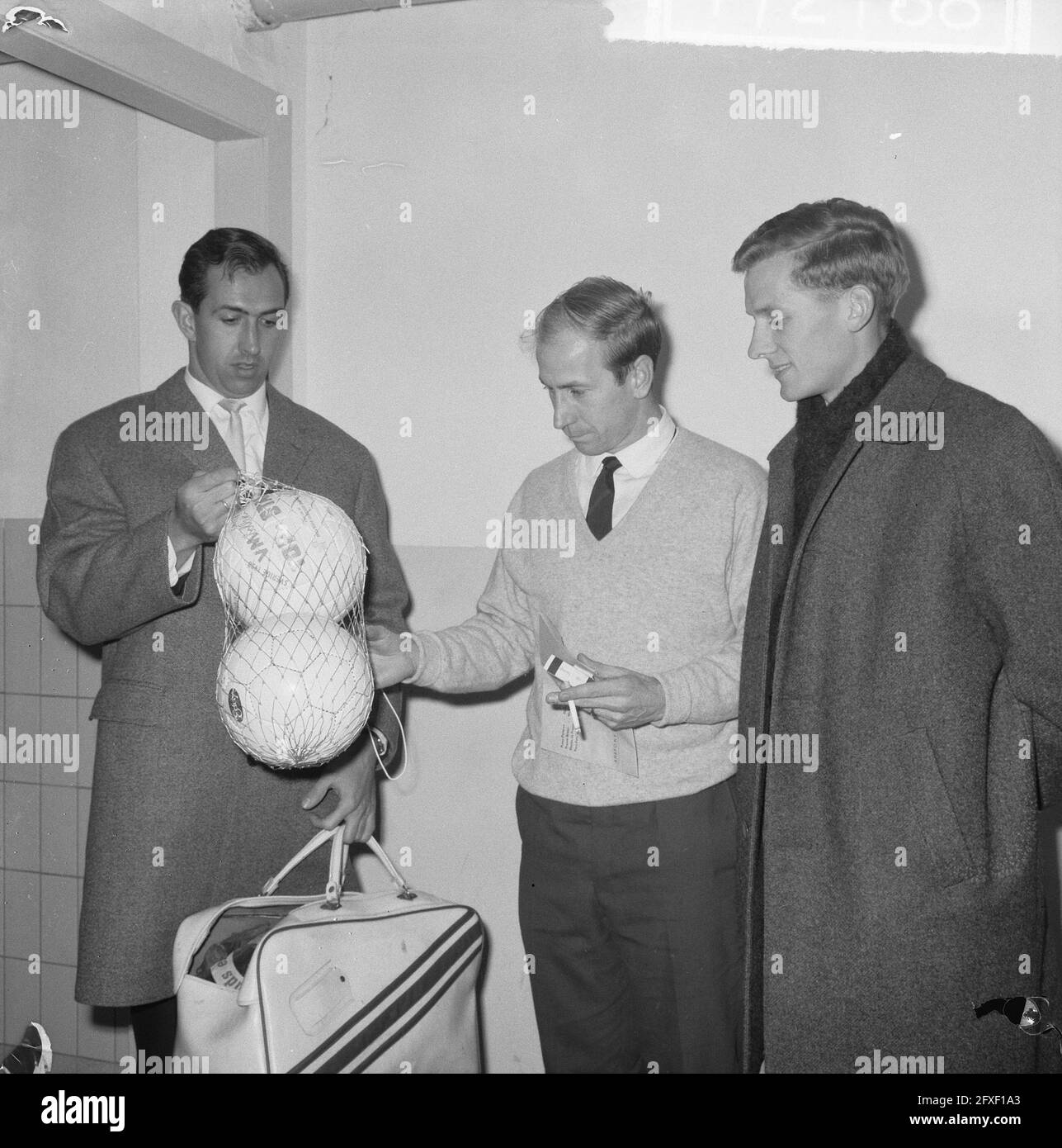 Training holländischer und englischer Spieler im Olympiastadion f.l.n.r. E. P. Graafland, Bobby Charlton und Right Klaas Nuninga, 8. Dezember 1964, SPIELER, Sport, Fußball, Niederlande, Foto der Presseagentur des 20. Jahrhunderts, zu erinnerende Nachrichten, Dokumentarfilm, historische Fotografie 1945-1990, visuelle Geschichten, Menschliche Geschichte des zwanzigsten Jahrhunderts, Momente in der Zeit festzuhalten Stockfoto