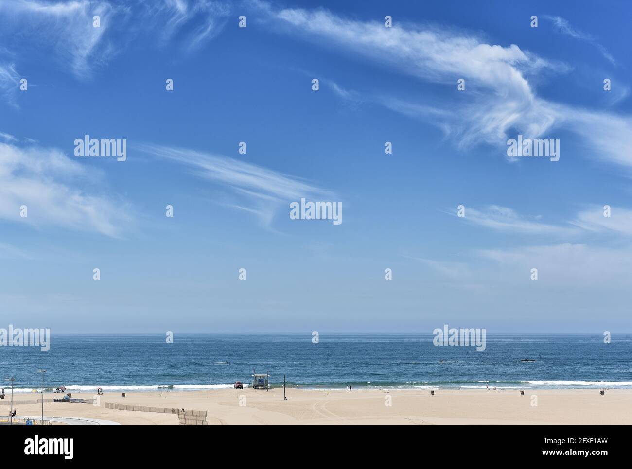 SANTA MONICA, KALIFORNIEN - 25. MAI 2021: Strand an der Santa Monica Bay mit Blick auf den Horizont und den blau-bewölkten Himmel. Stockfoto