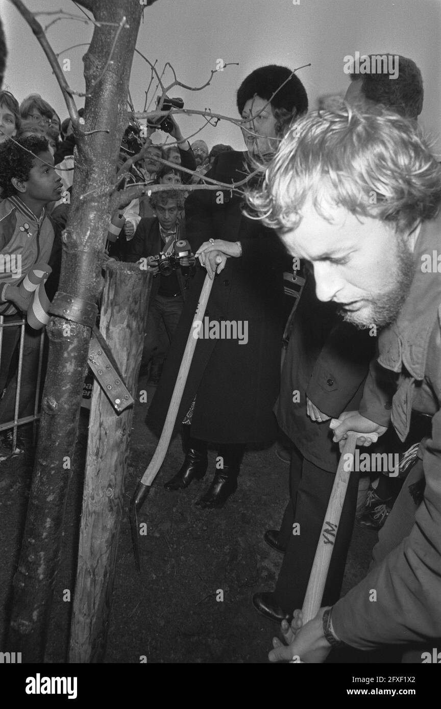 Königin Beatrix pflanzt einen Baum in Almere, 27. November 1981, Besuche, Bäume, queens, Niederlande, Presseagentur des 20. Jahrhunderts, Foto, zu erinnerende Nachrichten, Dokumentarfilm, historische Fotografie 1945-1990, visuelle Geschichten, Menschliche Geschichte des zwanzigsten Jahrhunderts, Momente in der Zeit festzuhalten Stockfoto