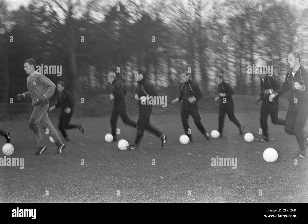 Ausbildung der niederländischen Nationalmannschaft in Zeist, 12. November 1964, Sport, Fußball, Niederlande, 20. Jahrhundert Presseagentur Foto, Nachrichten zu erinnern, Dokumentarfilm, historische Fotografie 1945-1990, visuelle Geschichten, Menschliche Geschichte des zwanzigsten Jahrhunderts, Momente in der Zeit festzuhalten Stockfoto