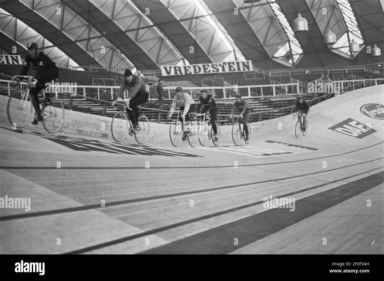 Training Six Days Amsterdam, 11. Dezember 1968, Radrennen, Niederlande, 20. Jahrhundert Presseagentur Foto, Nachrichten zu erinnern, Dokumentarfilm, historische Fotografie 1945-1990, visuelle Geschichten, Menschliche Geschichte des zwanzigsten Jahrhunderts, Momente in der Zeit festzuhalten Stockfoto