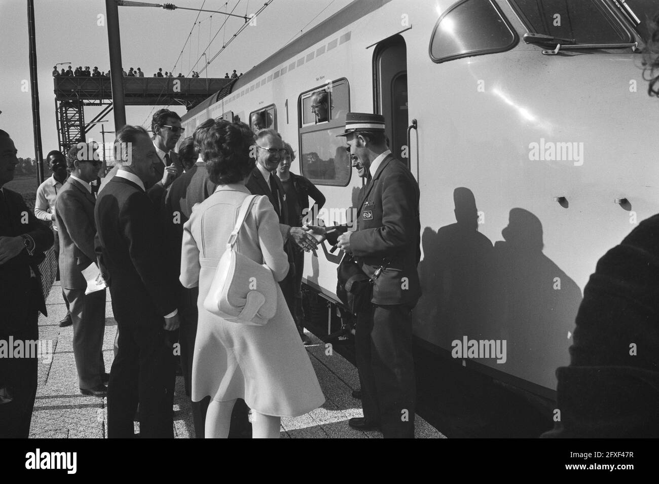Zug auf dem Bahnsteig des neuen Bahnhofs, 21. Mai 1971, Leiter, Öffnungen, Passagiere, Bahnhöfe, Züge, Niederlande, Foto der Presseagentur des 20. Jahrhunderts, zu erinnerende Nachrichten, Dokumentation, historische Fotografie 1945-1990, visuelle Geschichten, Menschliche Geschichte des zwanzigsten Jahrhunderts, Momente in der Zeit festzuhalten Stockfoto