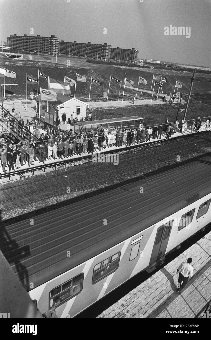 Zug auf dem Bahnsteig des neuen Bahnhofs, 21. Mai 1971, Eröffnungen, Bahnhöfe, Trains, Niederlande, Foto der Presseagentur des 20. Jahrhunderts, zu erinnerende Nachrichten, Dokumentarfilm, historische Fotografie 1945-1990, visuelle Geschichten, Menschliche Geschichte des zwanzigsten Jahrhunderts, Momente in der Zeit festzuhalten Stockfoto