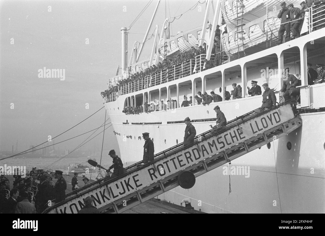 Truppentransportschiff The Seven Seas mit Soldaten aus Neuguinea in Rotterdam, 5. November 1962, MILITÄR, Truppen, Transportschiffe, Niederlande, Presseagentur des 20. Jahrhunderts, Foto, Nachrichten zu erinnern, Dokumentarfilm, historische Fotografie 1945-1990, visuelle Geschichten, Menschliche Geschichte des zwanzigsten Jahrhunderts, Momente in der Zeit festzuhalten Stockfoto