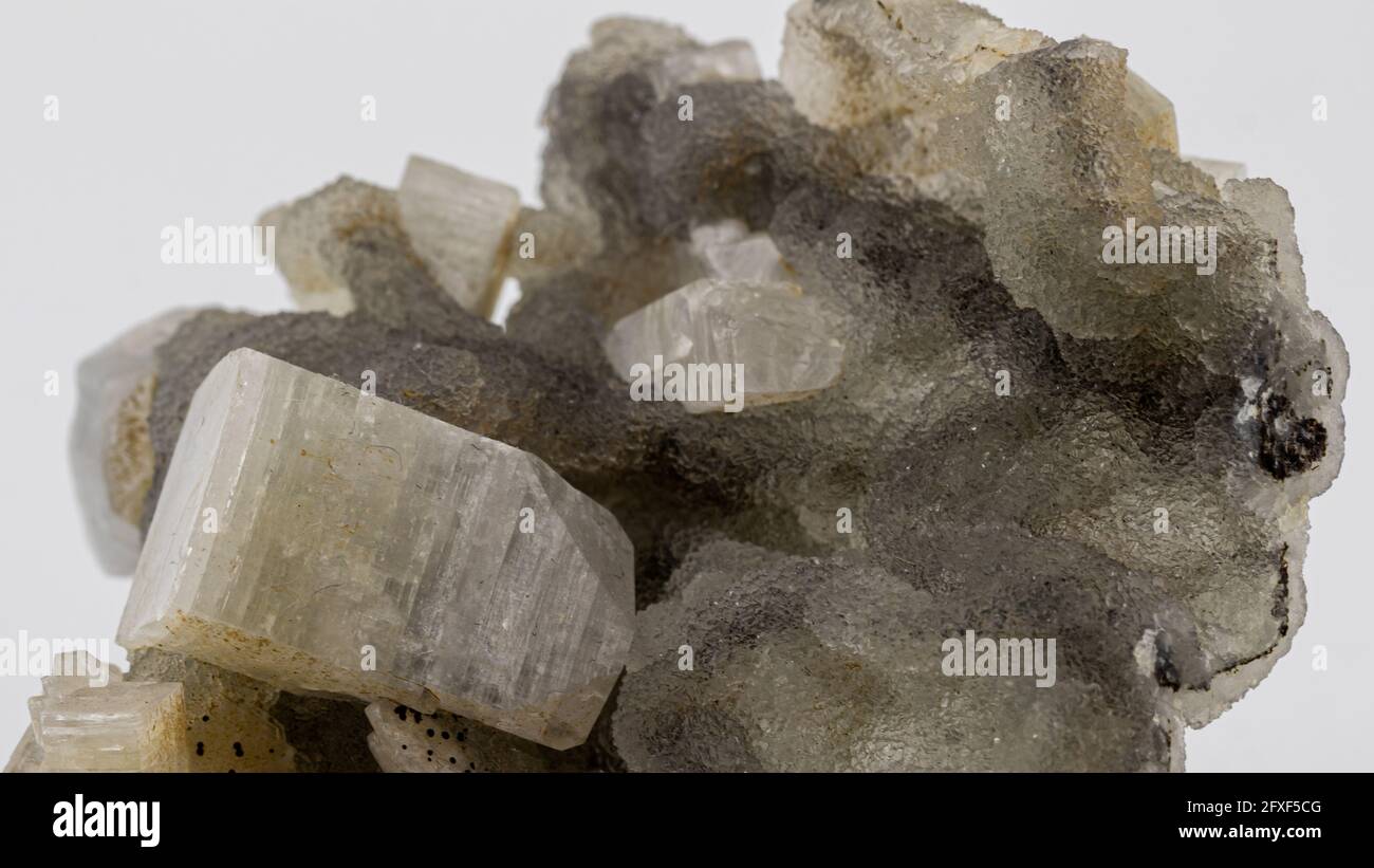 Mineralische Probe von mehreren tipology der Kristalle auf einem weißen Hintergrund Stockfoto