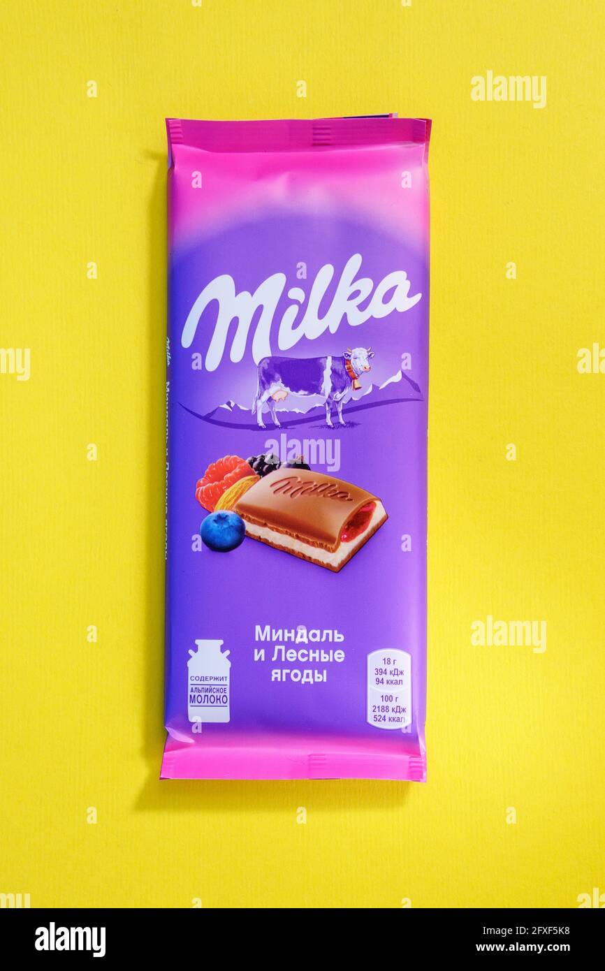 Tjumen, Russland-17. april 2021: milka-Schokolade mit Mandeln und  Waldbeeren. Milka ist eine Marke von Schokoladenkonfekt, die ihren Ursprung  in der Schweiz hat Stockfotografie - Alamy