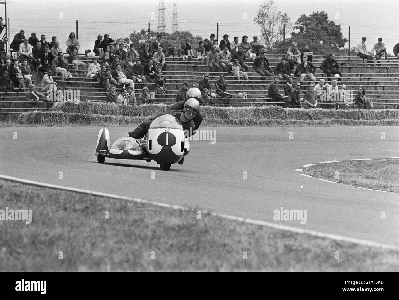 TT-Rennen in Assen.Training. Seitenwagen. Weltmeister Klaus Enders mit Wolfgang Kalauch auf BMW, 25. Juni 1970, Motorsport, Sport, Niederlande, Foto der Presseagentur des 20. Jahrhunderts, zu erinnerende Nachrichten, Dokumentarfilm, historische Fotografie 1945-1990, visuelle Geschichten, Menschliche Geschichte des zwanzigsten Jahrhunderts, Momente in der Zeit festzuhalten Stockfoto