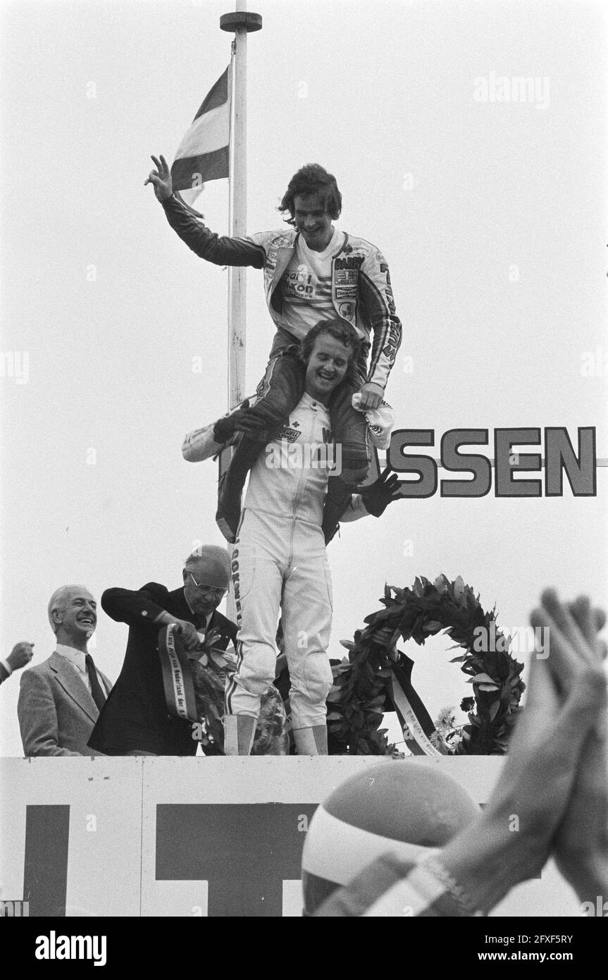 TT Assen; Wil Hartog mit auf den Schultern Barry Sheene, 25. Juni 1977, Motorradfahrer, Motorrad-Rennen, motorsport, Niederlande, Foto der Presseagentur des 20. Jahrhunderts, zu erinnerende Nachrichten, Dokumentarfilm, historische Fotografie 1945-1990, visuelle Geschichten, Menschliche Geschichte des zwanzigsten Jahrhunderts, Momente in der Zeit festzuhalten Stockfoto