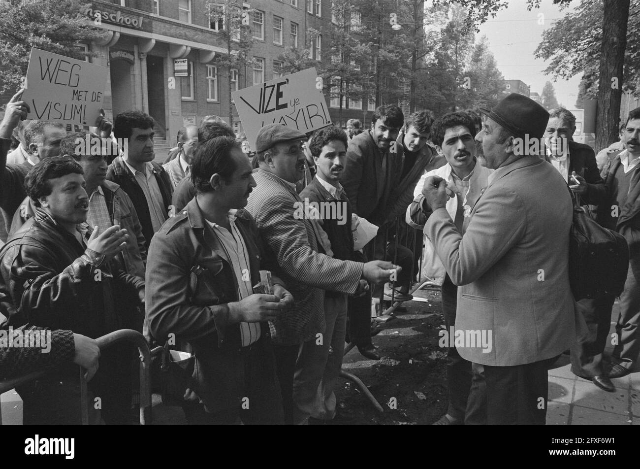 Türken demonstrieren vor dem westdeutschen Konsulat in Amsterdam gegen Visumpflicht für Westdeutschland, 15. Juni 1987, KONSULATE, Demonstrationen, Niederlande, 20. Jahrhundert Presseagentur Foto, Nachrichten zu erinnern, Dokumentarfilm, historische Fotografie 1945-1990, visuelle Geschichten, Menschliche Geschichte des zwanzigsten Jahrhunderts, Momente in der Zeit festzuhalten Stockfoto