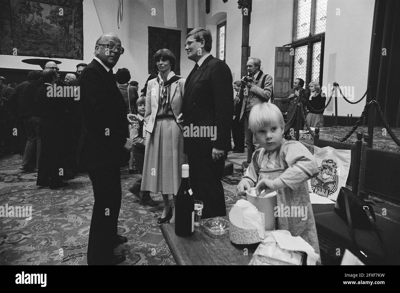 Abschiedsempfang im Ridderzaal von Wiegel (VVD). Wiegel und Frau und Kinder beim Abschiedsempfang, 27. April 1982, Abschiedsempfänge, Niederlande, 20. Jahrhundert Presseagentur Foto, Nachrichten zu erinnern, Dokumentarfilm, historische Fotografie 1945-1990, visuelle Geschichten, Menschliche Geschichte des zwanzigsten Jahrhunderts, Momente in der Zeit festzuhalten Stockfoto