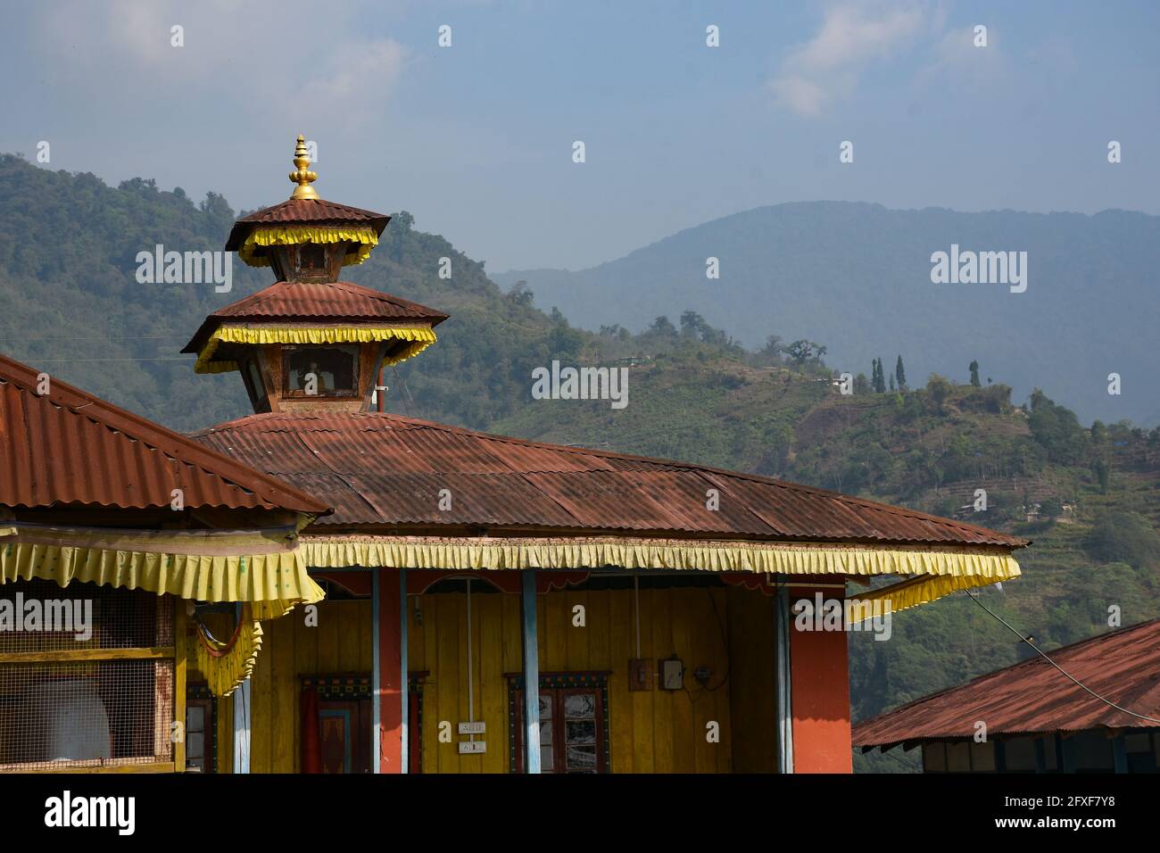 Exotische Ansicht von Gumpa, blau bewölkten Himmel und Kiefer in Todey, Kalimpong. Stockfoto