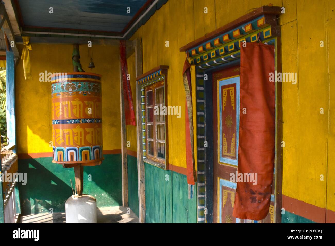 Buddhistische Gebetstrommel in gumpa in Todey, Kalimpong. Stockfoto