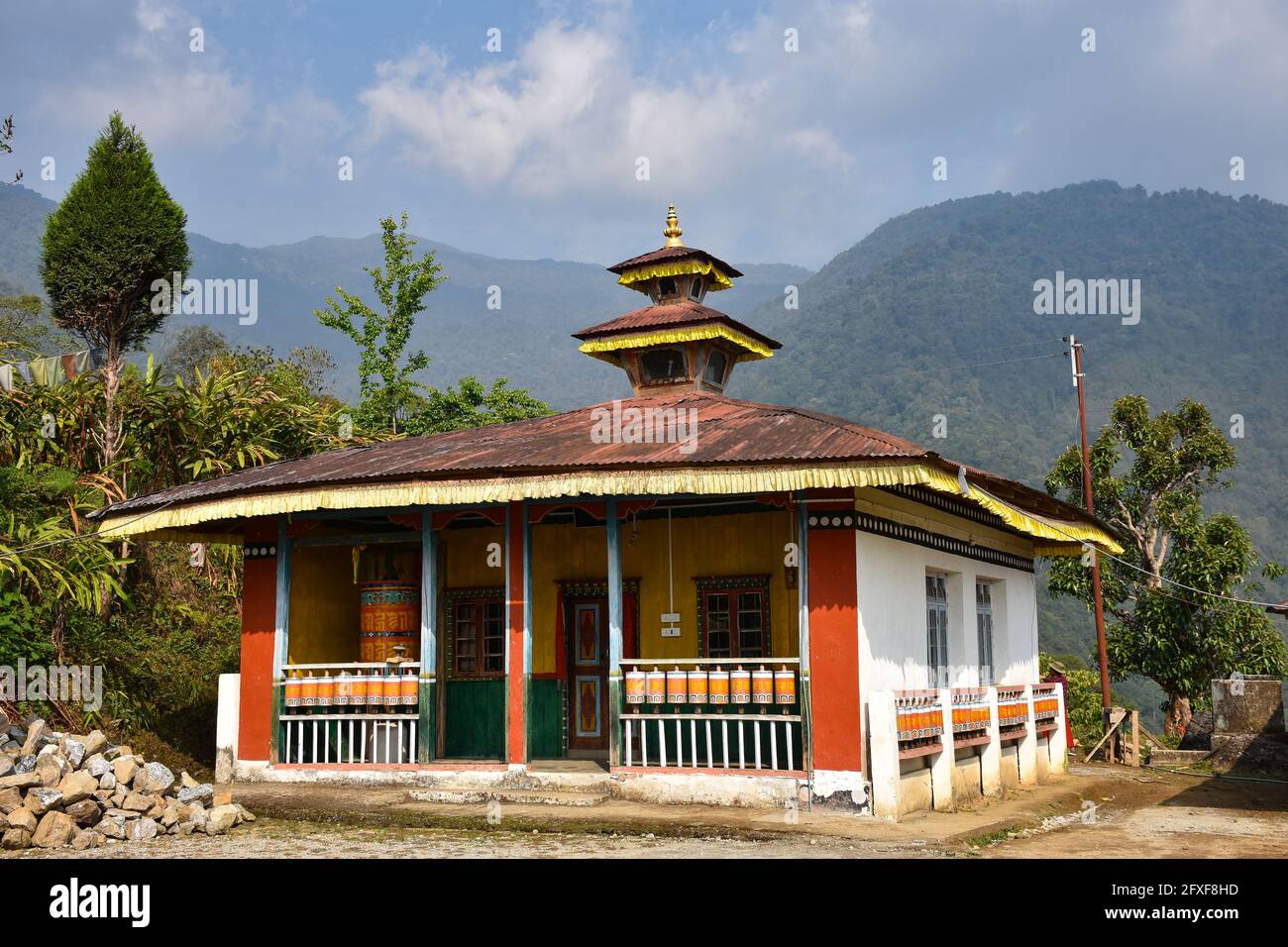Buddhistischer Tempel in Todey, Kalimpong in hellem Sonnenlicht mit blauem bewölktem Himmel. Stockfoto