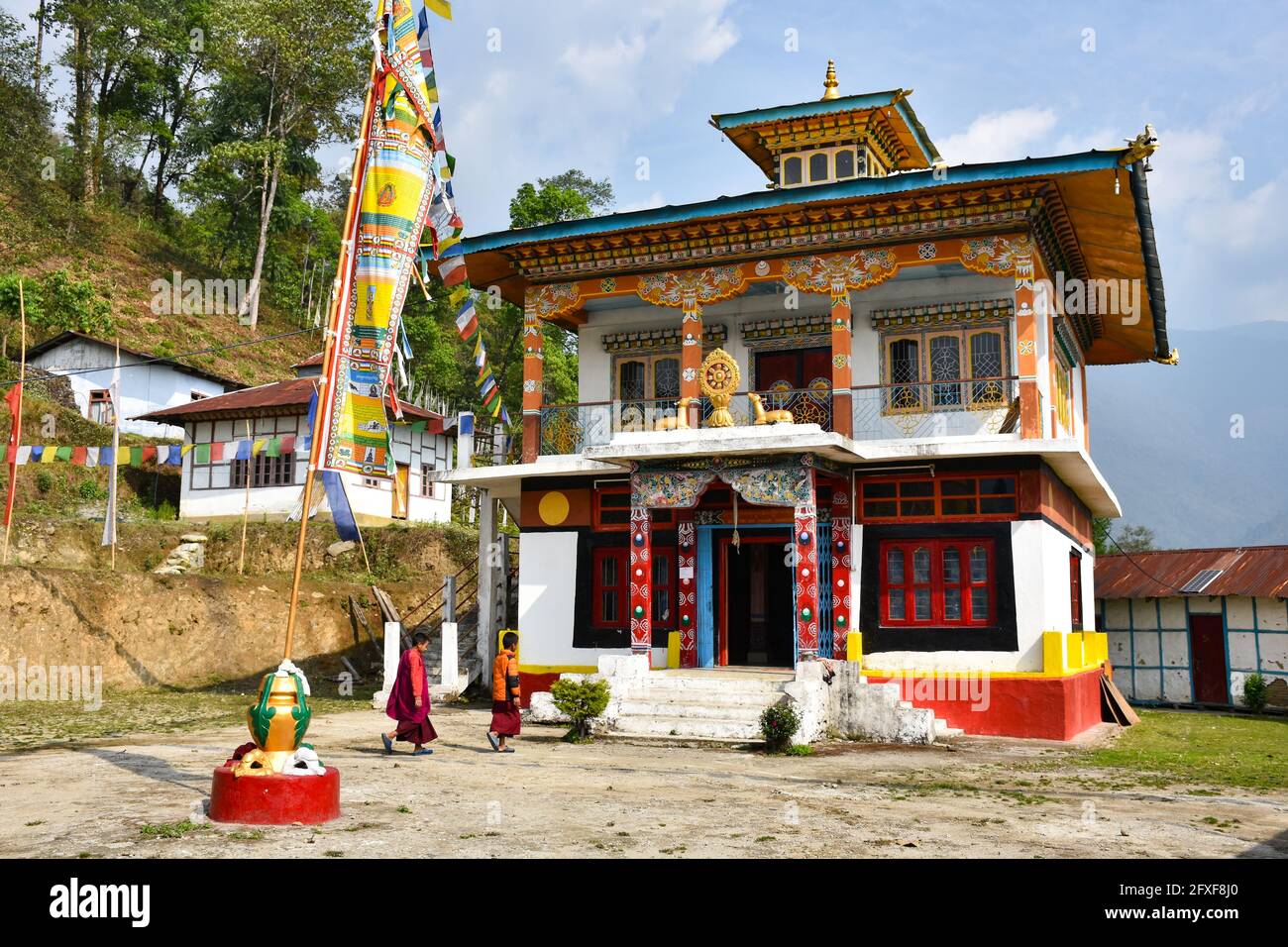 Schöne buddhistische Gumpa mit gelber Gebetsfahne. Stockfoto